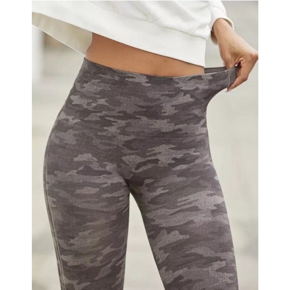 NEW Women’s Spanx leggings Look at Me Now‎ Gray Camo Seamless High Rise Sz Large - Picture 2 of 5